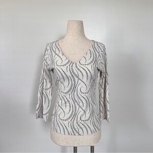 The Limited white & black patterned top with 3/4 sleeves and V-neckline. Size S